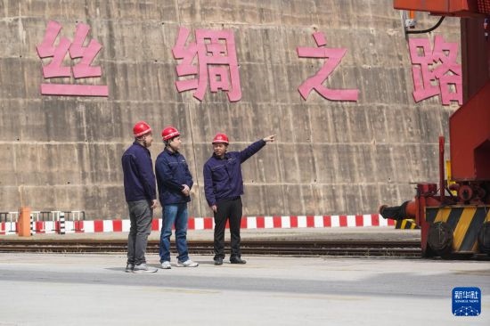 中哈兩國(guó)工作人員在中哈連云港物流合作基地交流（2023年5月10日攝）。新華社記者 季春鵬 攝