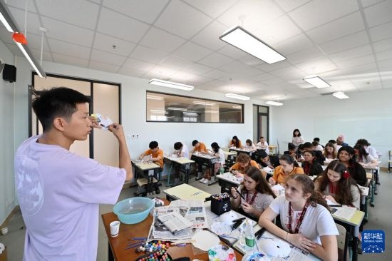 7月3日，外國學(xué)生在學(xué)習(xí)繪制京劇臉譜。新華社記者 李然 攝
