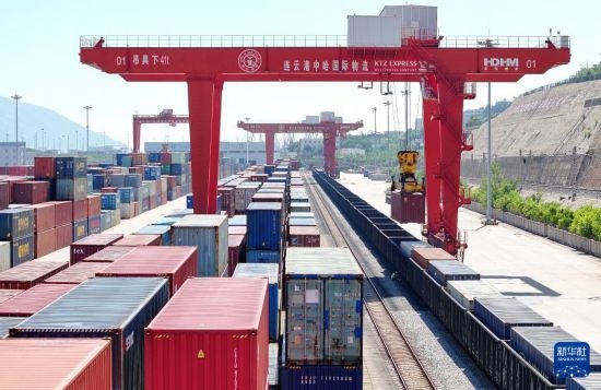 6月30日，在中哈連云港物流合作基地，大型機(jī)械在吊裝集裝箱（無(wú)人機(jī)照片）。新華社發(fā)（王健民 攝）