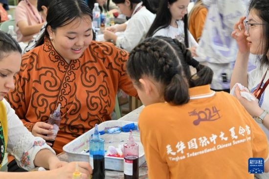 7月3日，外國學(xué)生在了解中國的染布技術(shù)。新華社記者 李然 攝