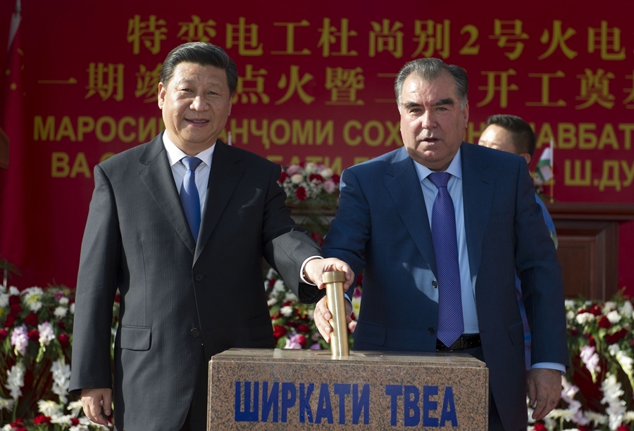 2014年9月13日，國家主席習近平和塔吉克斯坦總統(tǒng)拉赫蒙在杜尚別共同出席中塔兩國重大合作項目——杜尚別2號熱電廠一期工程竣工儀式、二期工程開工儀式。這是習近平和拉赫蒙一同將裝有兩國元首簽名二期工程奠基紀念頁的金色金屬管放入水泥墩中。新華社記者 黃敬文 攝