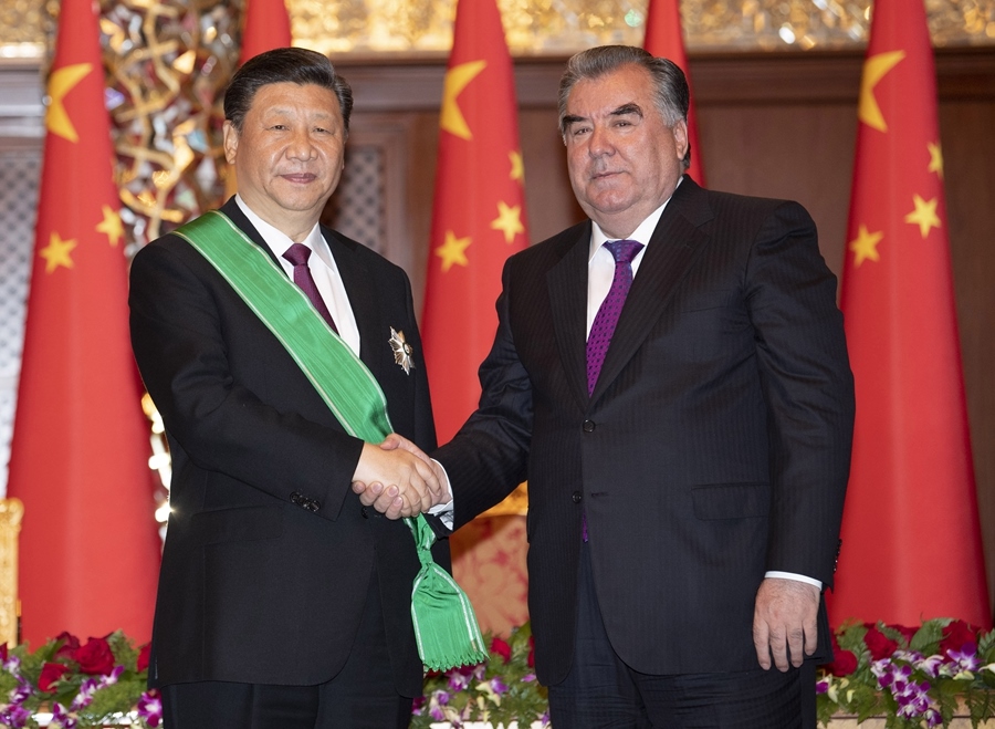 2019年6月15日，國家主席習近平在杜尚別出席儀式，接受塔吉克斯坦總統(tǒng)拉赫蒙授予“王冠勛章”。新華社記者 沙達提 攝