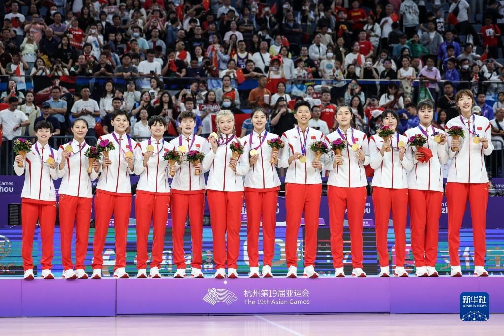 2023年10月5日，在杭州亞運(yùn)會(huì)籃球項(xiàng)目女子決賽中，中國(guó)隊(duì)以74比72戰(zhàn)勝日本隊(duì)，奪得冠軍。圖為中國(guó)隊(duì)球員在頒獎(jiǎng)儀式上。新華社記者 潘昱龍 攝