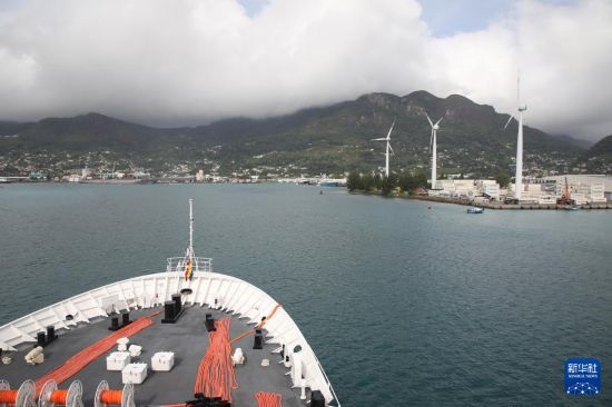 7月5日，中國海軍“和平方舟”號醫(yī)院船抵達(dá)塞舌爾維多利亞新港碼頭。新華社發(fā)（劉志磊 攝）