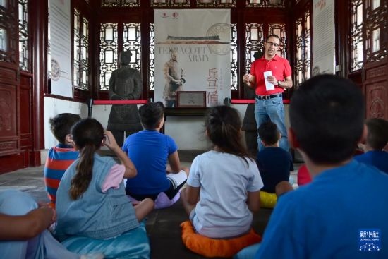 7月4日，在馬耳他桑塔露琪亞市的中國(guó)古典園林“靜園”，人們聆聽關(guān)于兵馬俑的講解。新華社發(fā)（喬納森·博格 攝）