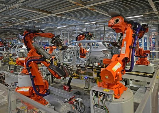 在華晨寶馬沈陽鐵西工廠車身車間，機(jī)器臂在焊接車身（2022年2月16日攝）。新華社記者 楊青 攝