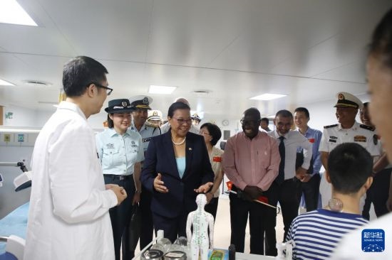 7月5日，塞舌爾衛(wèi)生部長維多在中國海軍“和平方舟”號醫(yī)院船上參觀中醫(yī)診室。新華社發(fā)（劉志磊 攝）