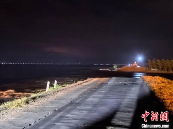  7月6日凌晨，湖南岳陽華容縣團洲垸洞庭湖一線堤防決口現(xiàn)場。中新社記者 白祖偕 攝