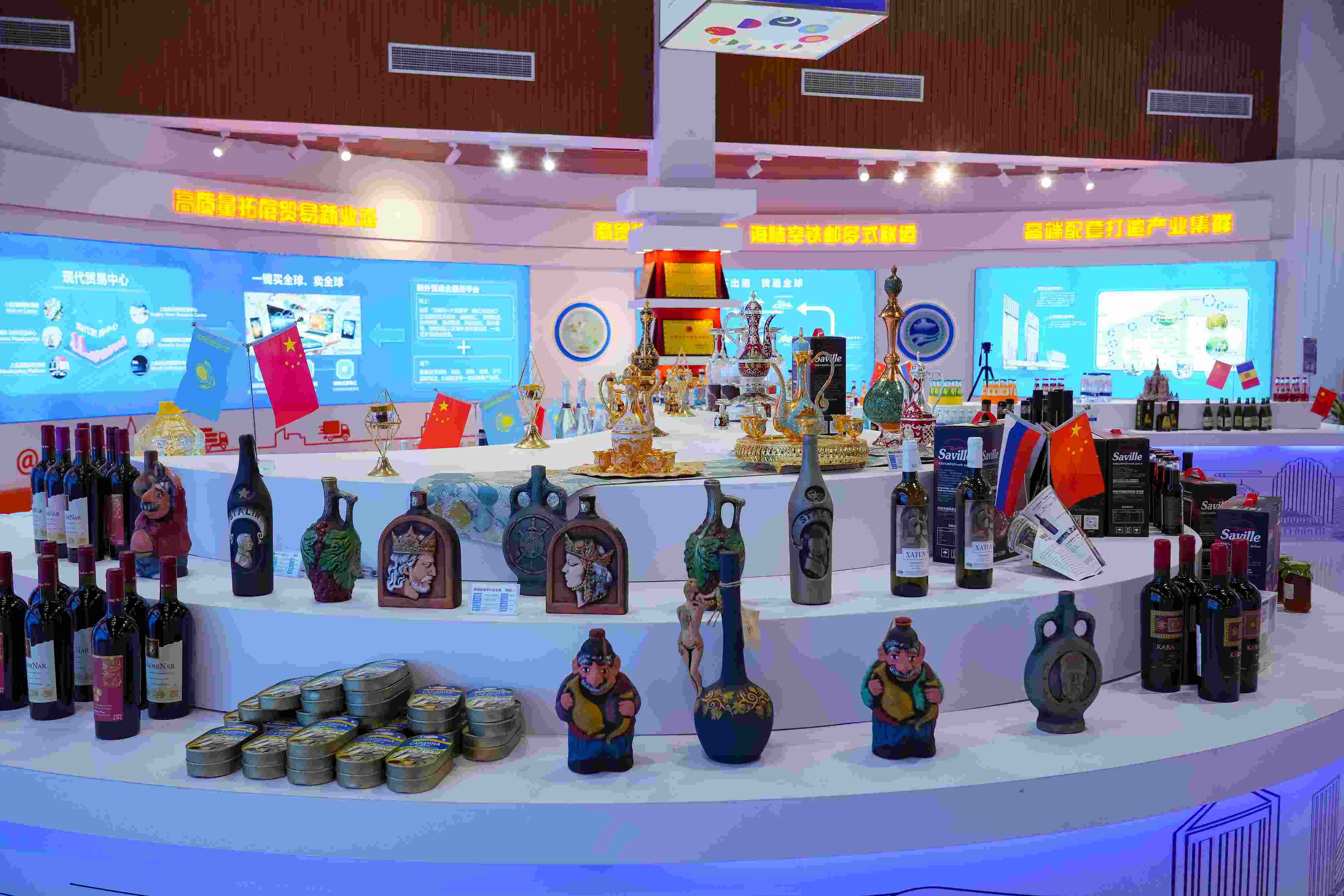 2022年10月19日，青島，上合示范區(qū)展出的上合組織國家特色商品。