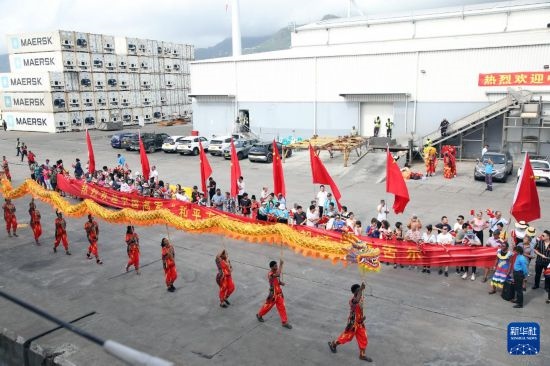 這是7月5日在塞舌爾維多利亞新港碼頭拍攝的歡迎儀式。新華社發(fā)（劉志磊 攝）