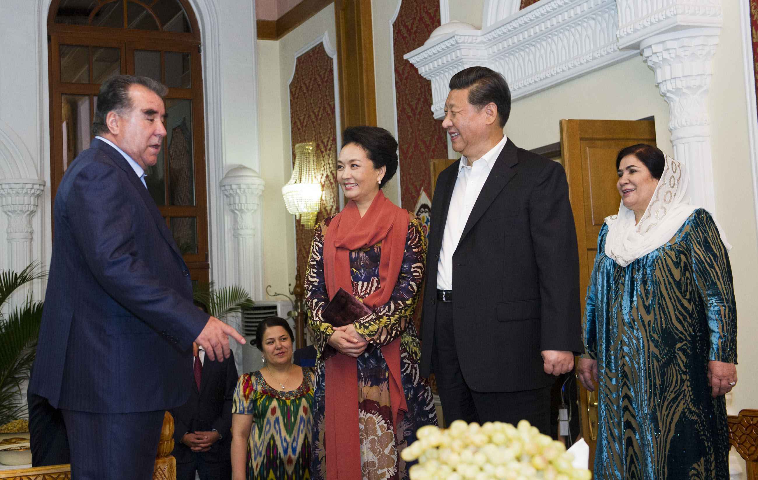 2014年9月12日，習(xí)近平主席在杜尚別出席塔吉克斯坦總統(tǒng)拉赫蒙舉行的家宴。這是習(xí)近平主席和夫人彭麗媛在拉赫蒙夫婦陪同下參觀總統(tǒng)官邸。