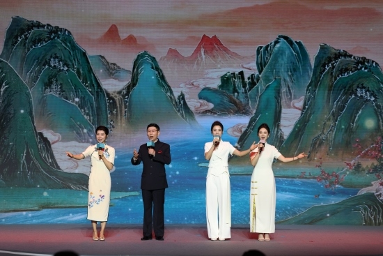 四位戲曲演員同臺獻(xiàn)唱。