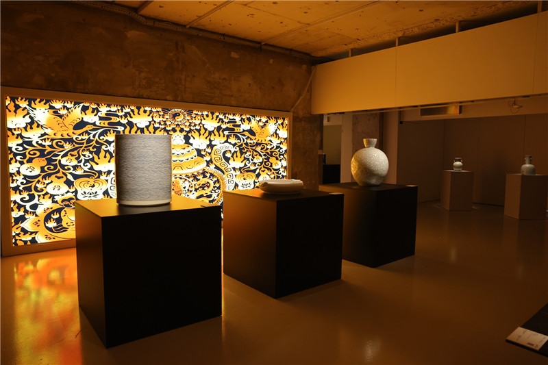 《新生萬(wàn)物-中國(guó)非遺與當(dāng)代設(shè)計(jì)展》展廳。陽(yáng)光媒體集團(tuán)供圖