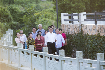 2015年5月25日，習(xí)近平總書記在浙江省舟山市定海區(qū)干覽鎮(zhèn)新建社區(qū)視察。