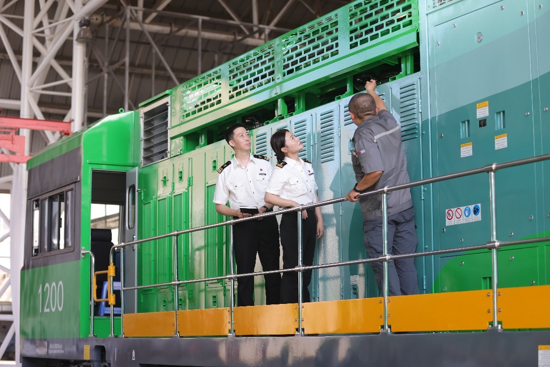 常州海關關員了解氫能源機車生產流程。魏幫軍攝