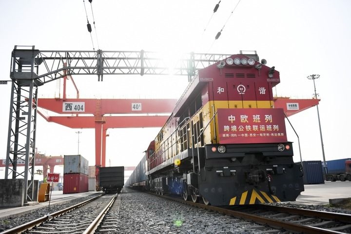 中歐班列（越南·河內——中國·西安——匈牙利·布達佩斯）跨境公鐵聯(lián)運班列準備發(fā)車（2024年3月7日攝）。新華社記者 李一博 攝