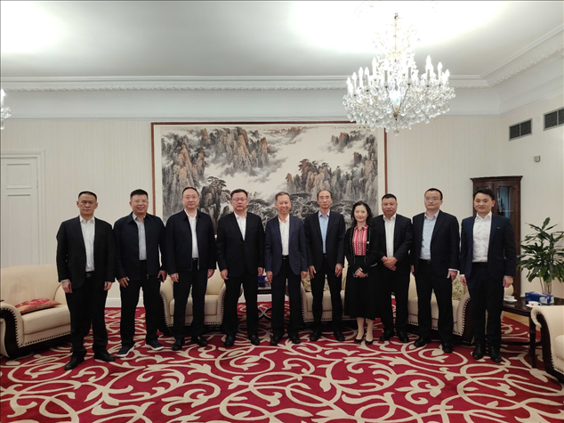 中國(guó)駐瑞典大使崔愛民（左五）會(huì)見中國(guó)中鐵股份有限公司總裁陳文健一行并合影。中國(guó)駐瑞典大使館供圖
