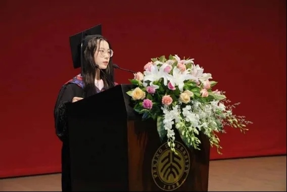 鐘芳蓉在北京大學(xué)考古文博學(xué)院畢業(yè)典禮上發(fā)言。校方供圖
