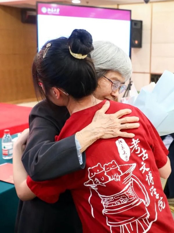 2023年，在校友向母校捐贈儀式上，鐘芳蓉與樊錦詩擁抱。校方供圖