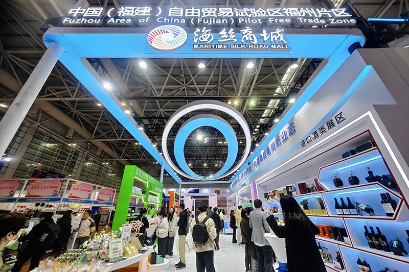 2024年3月18日，第四屆中國跨境電商交易會在福建福州開幕。展會聚焦“鏈接跨境全流域 共建電商新生態(tài)”，集聚全國80余個外貿(mào)產(chǎn)業(yè)帶的上千家供應(yīng)鏈企業(yè)。
