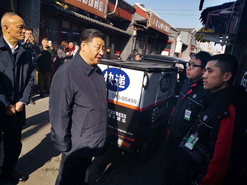 2019年2月1日，習(xí)近平總書記在北京前門石頭胡同的快遞服務(wù)點(diǎn)，看望仍在工作的“快遞小哥”。
