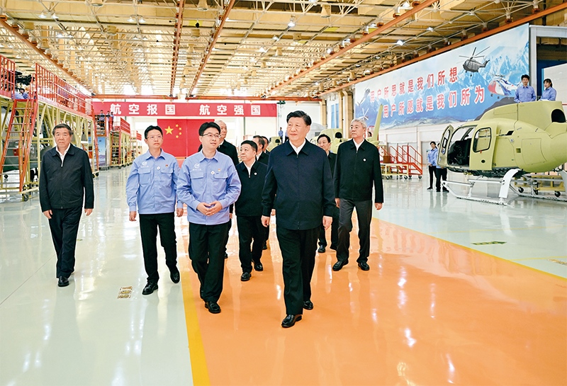 2023年10月10日至13日，中共中央總書記、國家主席、中央軍委主席習近平在江西考察。這是11日上午，習近平在景德鎮(zhèn)市昌河飛機工業(yè)（集團）有限公司考察。 新華社記者 燕雁/攝