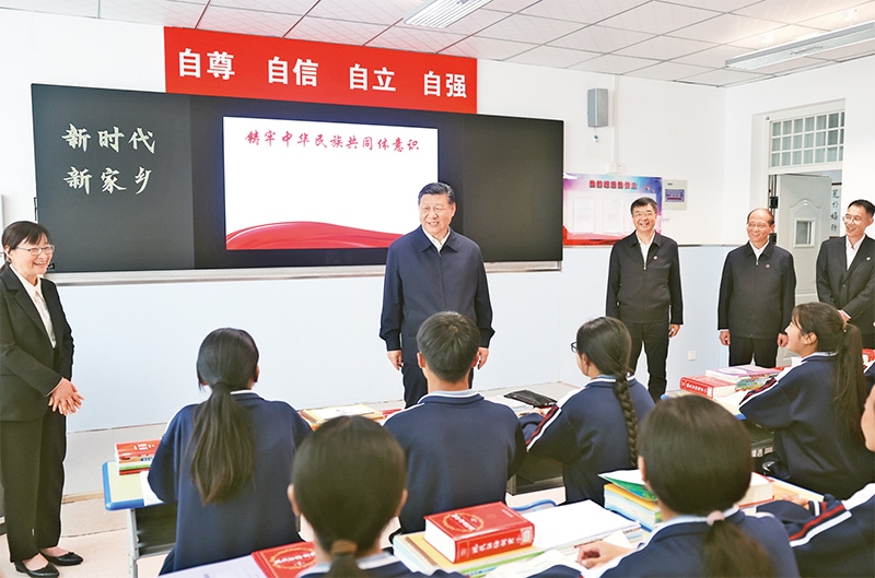 2024年6月18日至19日，中共中央總書記、國家主席、中央軍委主席習近平在青?？疾臁＿@是18日下午，習近平在果洛西寧民族中學高一（1）班觀摩“新時代、新家鄉(xiāng)”主題思政課。 新華社記者 鞠鵬/攝