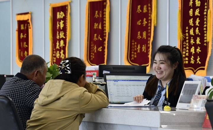 2024年3月25日，北京市大興區(qū)龐各莊鎮(zhèn)政務(wù)服務(wù)中心的工作人員耐心為群眾解答問題。大興區(qū)龐各莊鎮(zhèn)政務(wù)服務(wù)中心用“最多跑一次”的工作理念為企業(yè)和群眾提供了便利化、精準(zhǔn)化、個性化的衍生服務(wù)。新華社記者 李欣 攝
