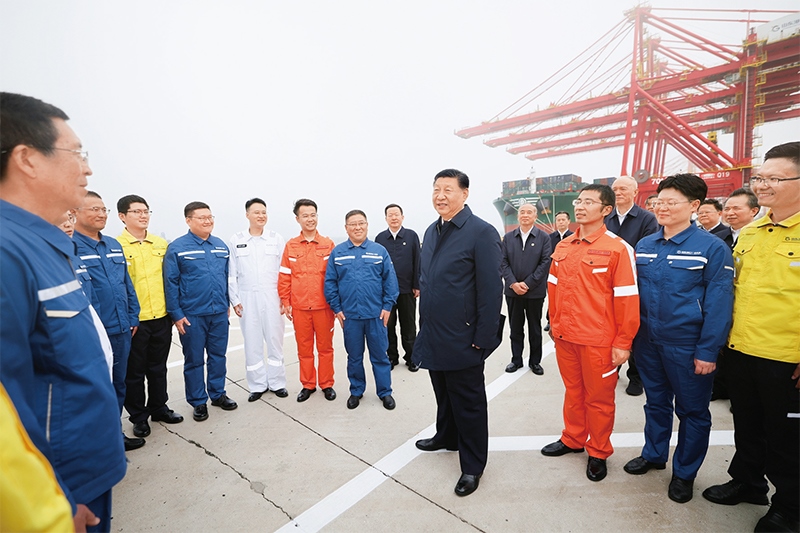 2024年5月22日至24日，中共中央總書記、國家主席、中央軍委主席習近平在山東考察。這是22日下午，習近平在日照港親切慰問港口科技工作者、運營人員、航運人員。 新華社記者 鞠鵬/攝