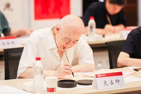 陜西師范大學(xué)毛筆手寫錄取通知書現(xiàn)場(chǎng)。校方供圖