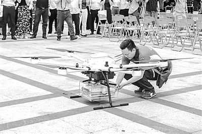 郵政工作人員取出無(wú)人機(jī)配送的高考錄取通知書(shū)。華南理工大學(xué)供圖
