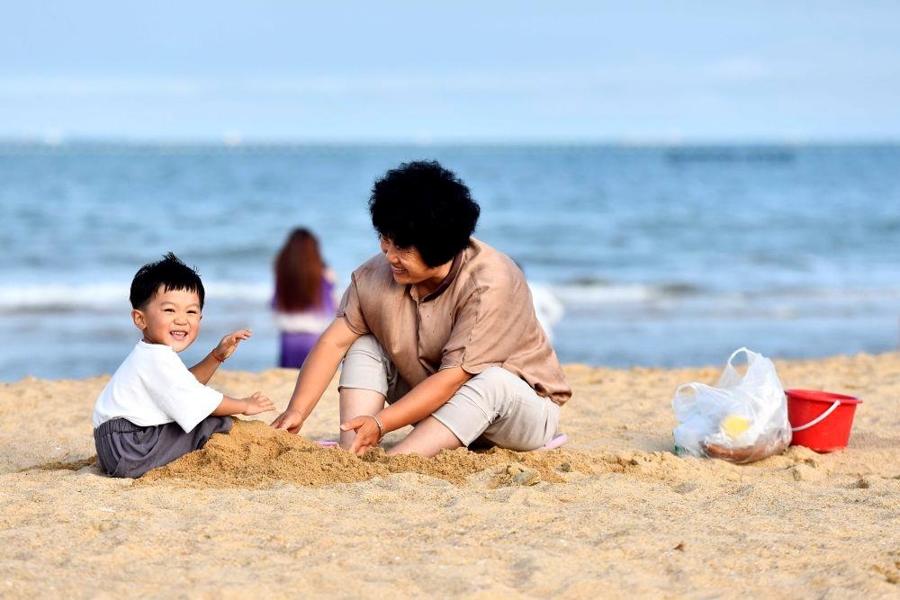 △山東日照陽光海岸綠道沙灘一角。近年來，日照還海于民、還景于民，在保留松林、沙灘、礁石和濕地資源的基礎(chǔ)上，修復(fù)整治生態(tài)岸線，打造出一條長約28公里的陽光海岸綠道，吸引眾多市民游客度假休閑。