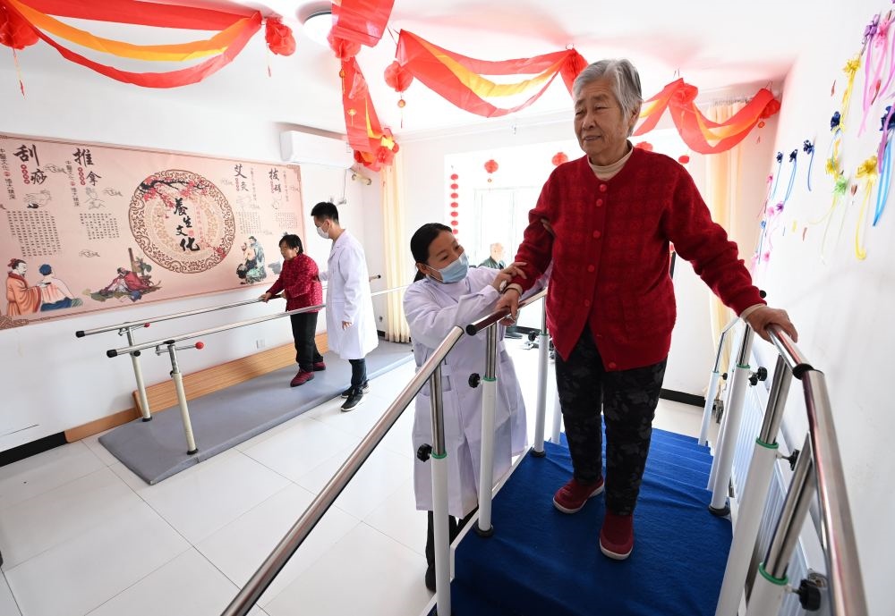 在河北省香河縣安平鎮(zhèn)運河新村醫(yī)養(yǎng)中心，老年人在進行康復(fù)訓(xùn)練（2024年2月29日攝）。新華社記者 王曉 攝