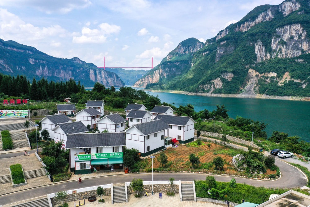 這是貴州省黔西市新仁苗族鄉(xiāng)化屋村麻窩寨易地搬遷集中安置點（2021年7月24日攝，無人機照片）。新華社記者 楊文斌 攝