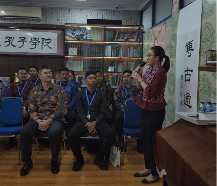警察學(xué)員用漢語(yǔ)進(jìn)行自我介紹 ?；顒?dòng)主辦方供圖