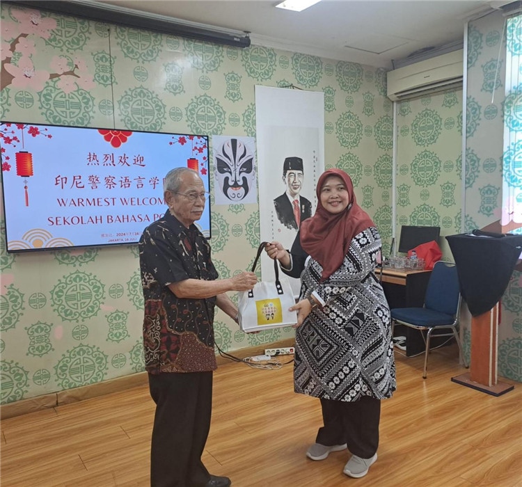 拉哈尤·蘇珊蒂與穆尼交換禮品。活動(dòng)主辦方供圖