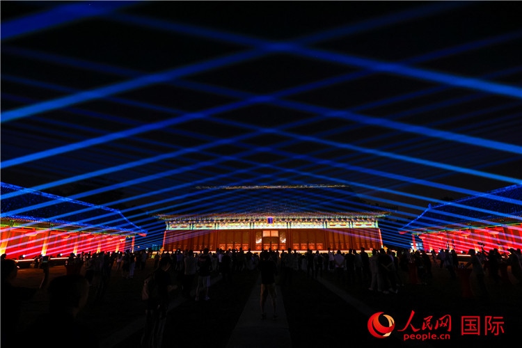 “光影北京——2024世界燈光師大會”開幕式當(dāng)晚的燈光秀表演。人民網(wǎng)記者 趙益普攝