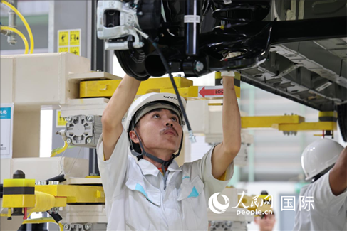 工人在廣汽埃安泰國智能生態(tài)工廠檢查汽車底座。 人民網(wǎng)記者 張矜若 攝