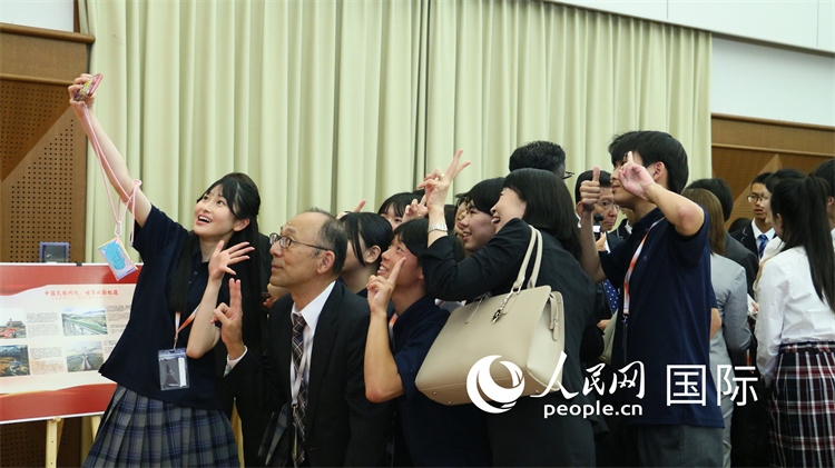 歡迎會(huì)現(xiàn)場，中日小大使歡樂互動(dòng)。人民網(wǎng) 許可攝