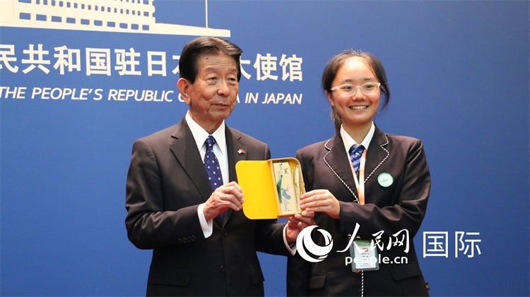 中國小大使向日本永旺1%俱樂部理事長森美樹贈(zèng)送當(dāng)?shù)靥厣Y品。人民網(wǎng) 許可攝