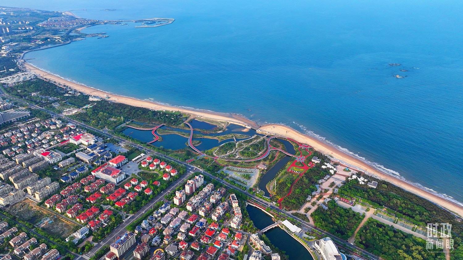 △日照市陽(yáng)光海岸綠道。近年來(lái)，日照市對(duì)沿海裸露場(chǎng)地及岸線破損處進(jìn)行生態(tài)修復(fù)，建成約28公里的陽(yáng)光海岸綠道，為市民和游客提供了運(yùn)動(dòng)休閑好去處。（總臺(tái)央視記者范凱拍攝）
