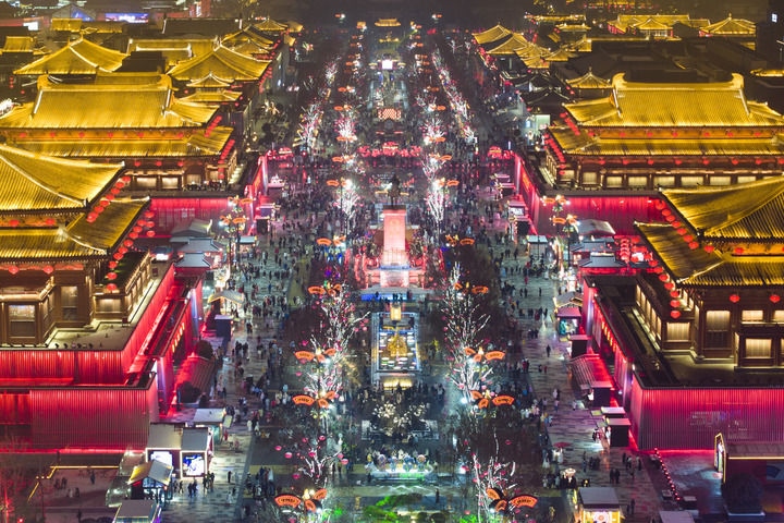 這是2024年2月2日拍攝的西安大唐不夜城景色（無(wú)人機(jī)照片）。新華社記者 邵瑞 攝