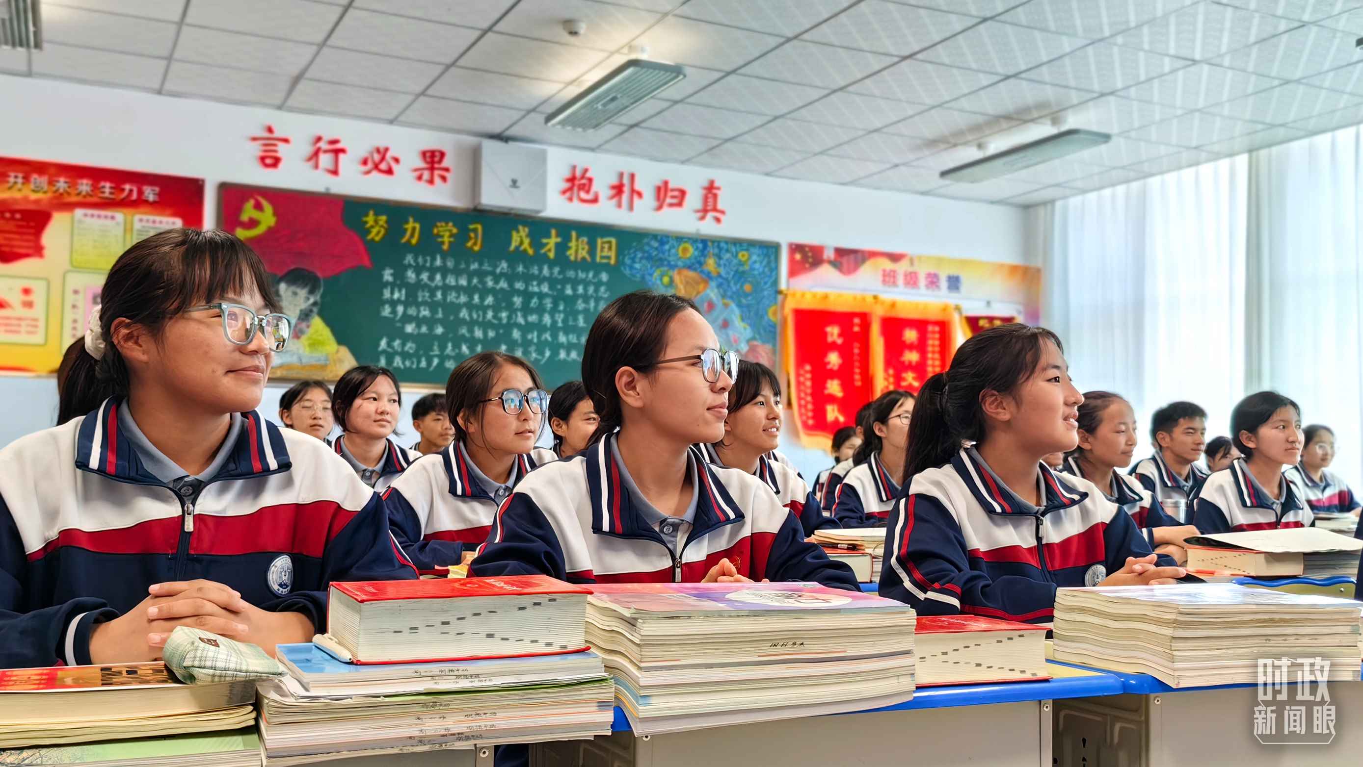 △果洛西寧民族中學(xué)高一（1）班的“新時(shí)代、新家鄉(xiāng)”主題思政課。（總臺(tái)央視記者段德文拍攝）