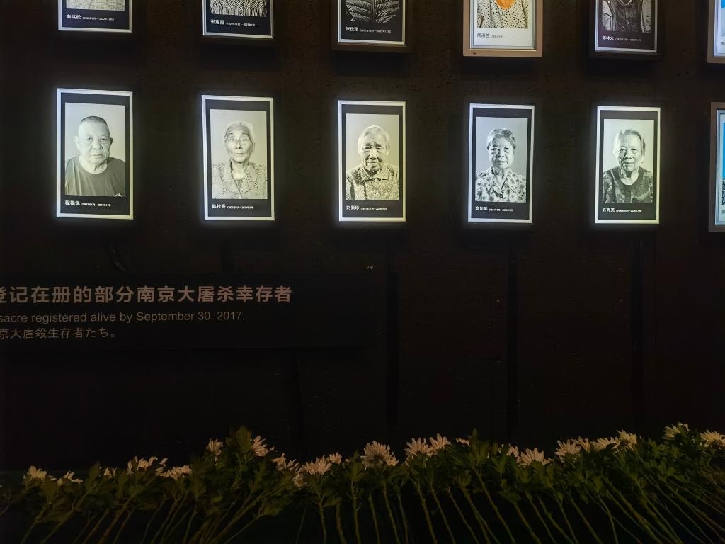 7月18日，侵華日軍南京大屠殺遇難同胞紀(jì)念館內(nèi)舉行“熄燈”悼念儀式，為今年離世的5位幸存者老人送行。新華社記者邱冰清 攝