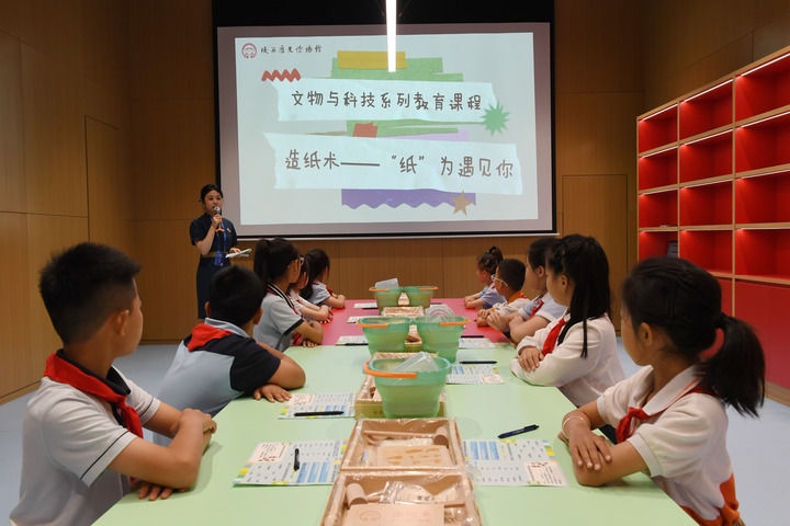 2024年5月18日，小學(xué)生在陜西歷史博物館秦漢館參加“文物與科技”系列教育課程。新華社記者 李一博 攝