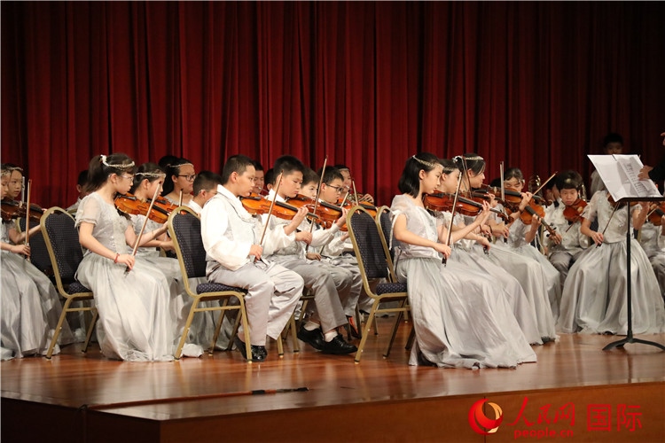 北京市學(xué)生金帆藝術(shù)團(tuán)的學(xué)生們演奏音樂。人民網(wǎng)記者 李志偉攝