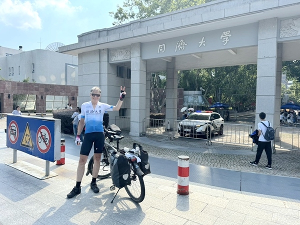 近日，同濟(jì)大學(xué)建筑與城市規(guī)劃學(xué)院Ole Bouman教授順利抵達(dá)上海。校方供圖