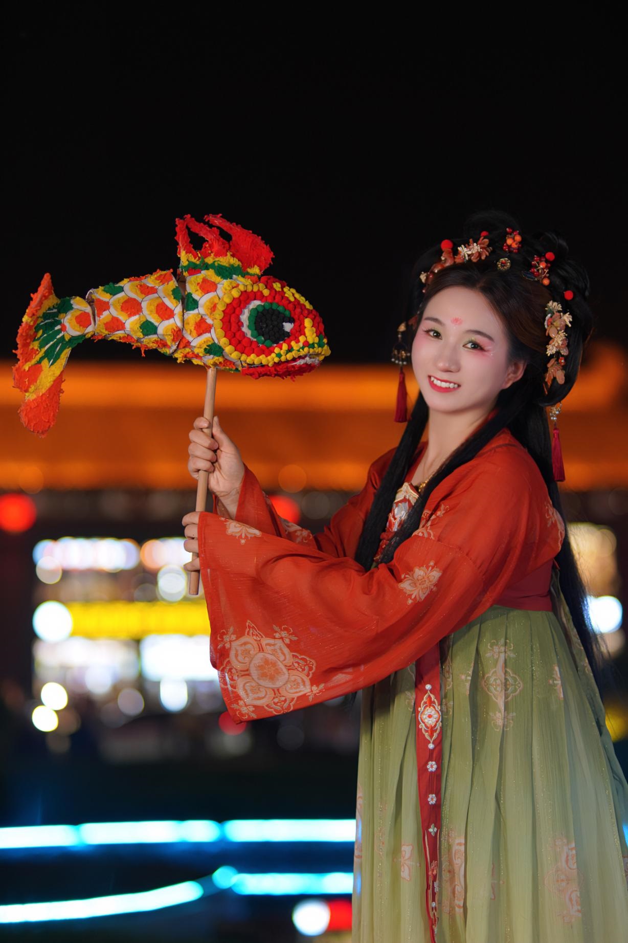 游客身穿漢服漫步在西安大唐不夜城。受訪者供圖