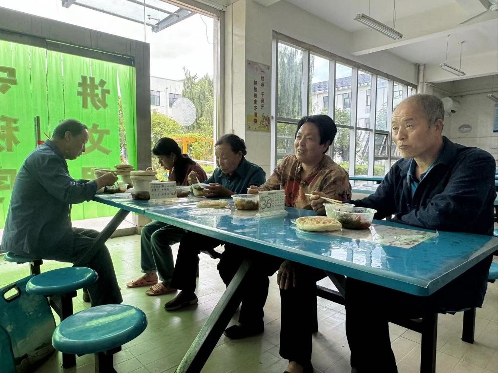 圖為鳳縣河口鎮(zhèn)中心小學(xué)臨時安置點內(nèi)正在吃飯的受災(zāi)群眾。新華社記者 劉彤 攝