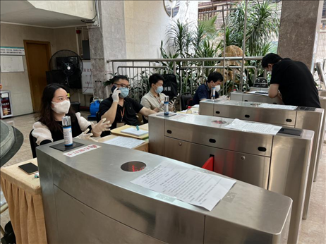 廣州市越秀區(qū)教育局現(xiàn)場審核返區(qū)生辦理材料，采用“提前網(wǎng)上預(yù)約、現(xiàn)場分批辦理”的方式進(jìn)行。廣州市越秀區(qū)教育局供圖
